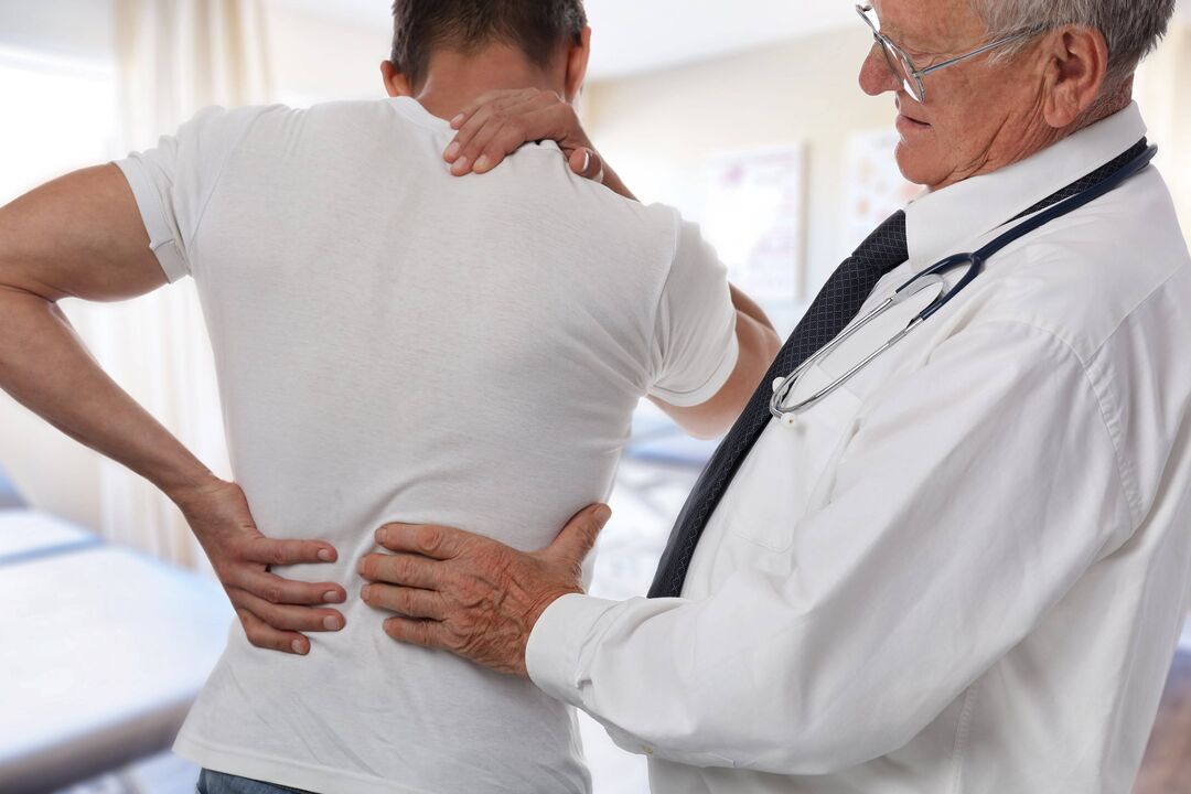 médico examinando a un paciente con dor nas costas