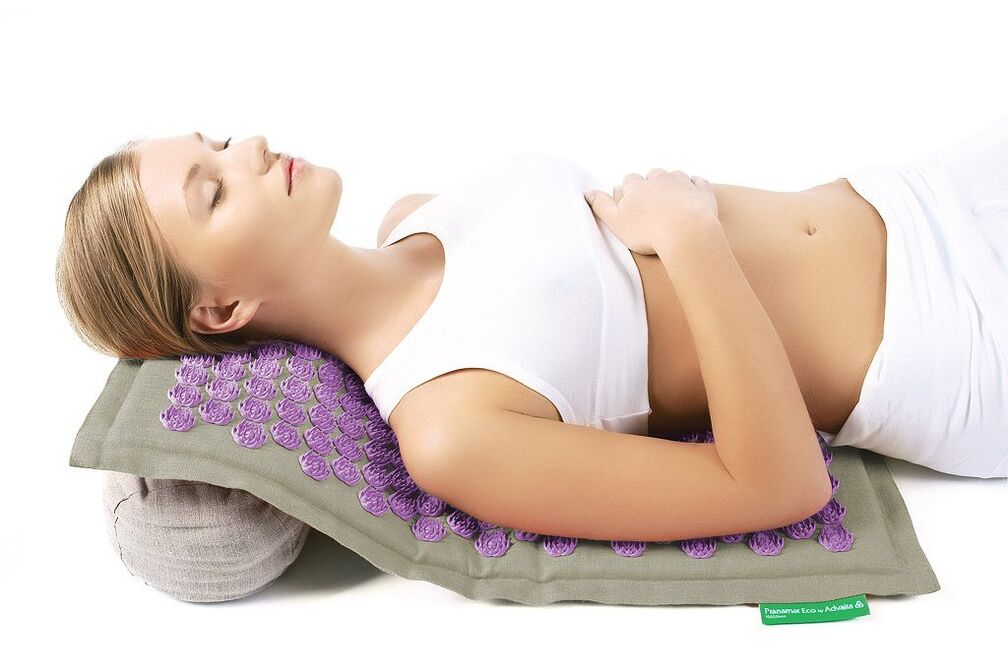 O aplicador de agulla axudará na loita contra a osteocondrose da columna cervical