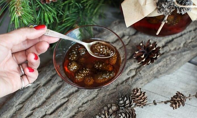 Tintura a base de xemas de piñeiro para o tratamento da osteocondrose cervical na casa