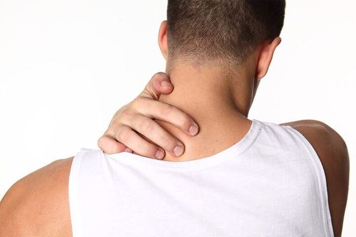 Na primeira fase da osteocondrose da columna cervical, aparecen molestias no pescozo.